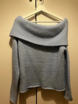 Ljusblå off shoulder stickad tröja - Väldigt mysig och fin. Säljer eftersom den är för stor på mig och är bara använd en gång 