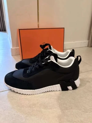 H skor  - Snygga svarta sneakers med chunky, räfflad vit sula och detaljer i mocka och läder. Storlek 45 passar 44/5 helt nya, samt skickas dagen du köper