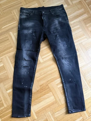 Dsquared 2 Jeans - Splitter nya har aldrig använts. Storlek 50