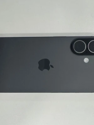Svart iPhone 17 256GB 100%🔋 - Säljer en svart iPhone med stilren design och två stora kameralinser på baksidan. Telefonen har en slät glasbaksida och rundade kanter. Perfekt för dig som gillar snygg och modern teknik. 100% 🔋 