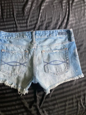 Blå jeansshorts från Abercrombie  - Bra skick. Storlek 27🩷