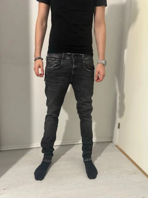 Replay Anbass Jeans Aged 05 - Helt nya Replay Anbass Jeans! Aged 05 variant, vilket tyder på att det ska ha en använd i 5 år look. Väldigt snygga och sticker ut från alla andra normala replay jeans. Storlek W33-L34. Butikspris 2200kr! Skriv vid funderingar!😝