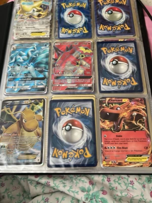 Pokémonkort samling i pärm - Stor samling Pokémonkort i pärm med blandade EX, GX och vanliga kort. Flera kända Pokémon som Charizard, Dragonite och Gardevoir finns med. Perfekt för dig som vill utöka din samling eller börja samla. Kort i olika färger och motiv, alla i plastfickor.