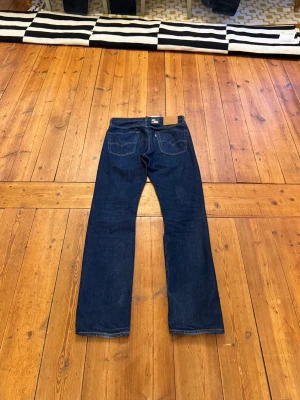 Levi’s 501 flared bootcut straight - Näst intill nya Levis 501 med lite bootcut. Hör av dig vid frågor eller mått! 