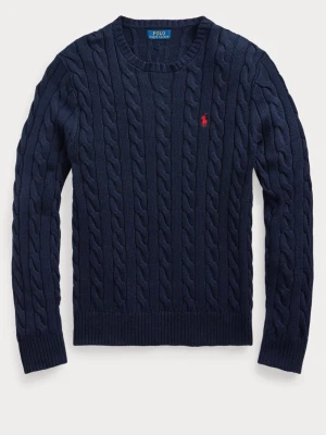 Mörkblå kabelstickad tröja Polo Ralph Lauren storlek S - Kabelstickad mörkblå tröja från Polo Ralph Lauren med rund halsringning och röd broderad logga på bröstet. Tröjan har långa ärmar och ribbade muddar vid ärmslut och nederkant. Perfekt för en stilren och klassisk look.