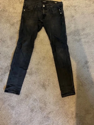 Replay Jeans - Säljer ett par replay jeans i storlek 30/32. Jeansen har fem fickor, knappgylf och diskreta slitningar för en cool look. De är sparsamt använda och har inga defekter. Skriv vid vidare funderingar! 🌟