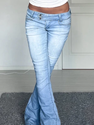 Jeans - Midjemått: 34cm rakt över, innerbenslängd: 84cm 💗