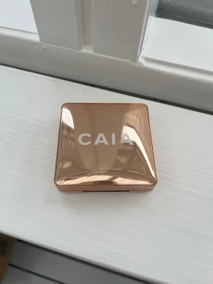 Caia highlighter  - Säljer en highlighter från Caia i färgen Sydney. Produkten är använd men har mycket kvar🩷