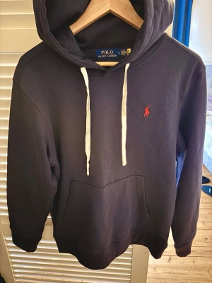 Ralph Lauren Hoodie S - Säljer en fet Ralph Lauren hoodie i storlek Small. Den är blå med rött Ralph lauren märke. Riktigt fint skick.