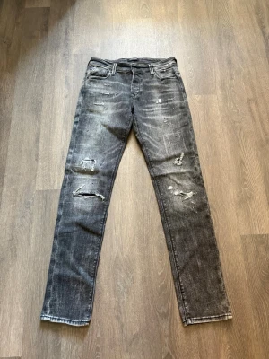 Grå slitna jeans - Grå slitna jeans ifrån Jack and Jones slim/glenn endast testade 