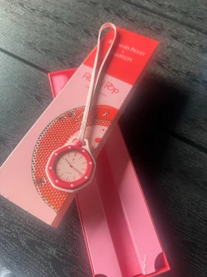 Swatch Royal Pop rosa klocka - Unik Swatch Royal Pop klocka i samarbete med Audemars Piguet. Klockan har en rund urtavla med rosa och röda detaljer, samt ett matchande rosa band. Designen är lekfull och modern, perfekt som accessoar för dig som gillar färg och stil. Obs kop1a‼️