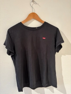 Levis T-shirt - Svart T-shirt från Levis🖤❤️.                                          Storlek L