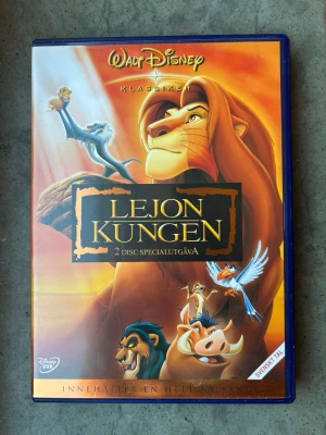 Lejonkungen - 2 disc DVD - Lejonkungen - 2 Disc Specialutgåva på DVD. Speltid: 85 minuter. Produktionsår: 1994. Åldersgräns: 7 år.  Finns på språk: Svenska, Engelska   OBS!! skivorna är begagnade så det kan förekomma repor/hairlines på skivorna, men då jag kollar igenom alla filmer jag säljer garanterar jag att alla funkar felfritt om inget annat står! :)