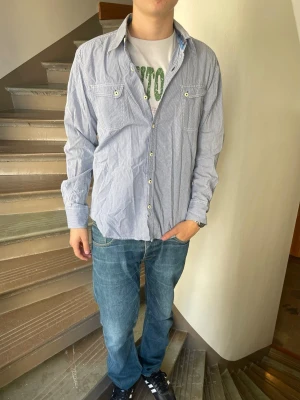 Aja denim - Inget särskilt märke. Inga defekter. Modellen är 180cm 65kg och bär storlek s.  Fråga gärna frågor! (Kan gå ner mer i pris vid köp av bundles🤩)