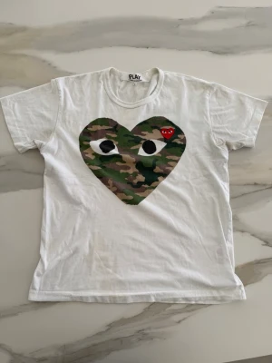 Comme des garçons T-shirt - Comme des garaons T-shirt i storlek L! Kom med frågor och prisförslag!☺️