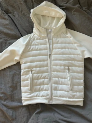 Vit cardigan från Wu Fu Lai - Vit cardigan från Wu Fu Lai. Oanvänd och nice till hösten. 