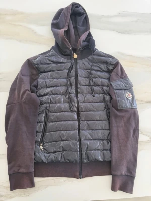 Moncler Cardigan - Blå moncler cardigan med luva i storlek M. Kom med frågor och prisförslag!☺️