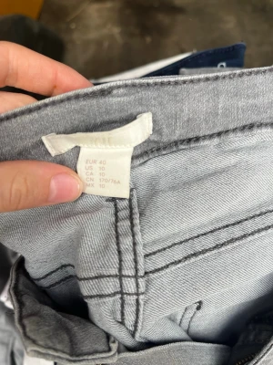 Gråa jeans  - Grå jeans storlek 40