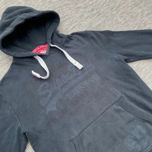 Vintage Superdry hoodie - Säljer nu denna riktigt snygga vintage superdry hoodie!🙌 Skick: 8/10🌟 Storlek: S⭐️ Hör gärna av er vid frågor eller funderingar🤗