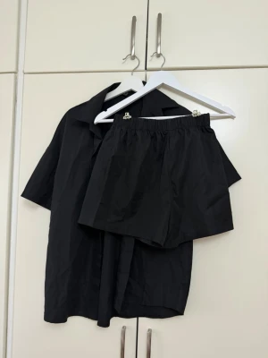 Set från Shein - Set med kortärmad skjorta och shorts.