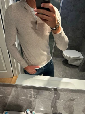 Beige stickad haflzip Stenströms - Riktigt snygg beige stickad halfzip som tyvärr krympt i tvätten och passar numera dig som har xs/s. Passar perfekt nu till hösten. Notera litet hål i nacken på sista bilden. Hör av er vid fler frågor:)