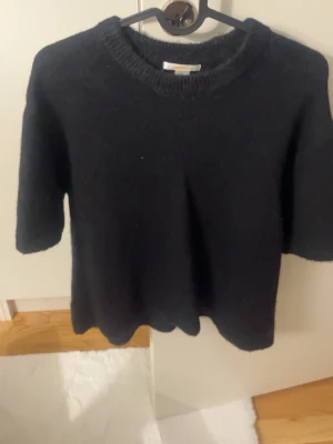 Stickad t shirt - Mycket bra få gånger änvänd!🤍