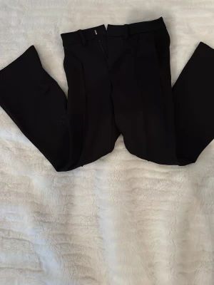 Svarta vida kostymbyxor - Säljer ett par svarta kostymbyxor med low Waste så snyggt med en bluss eller en stickad tröja, så snygg!🫰🏻✨ kan pruta ner priset