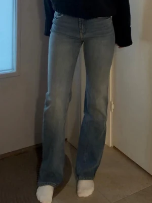 Ljusblå jeans med medelhög midja - Ljusblå jeans från stradivarius. Rak passform. Storlek 36. Använda ett fåtal gånger☺️