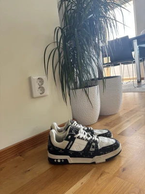 Svartvita Sneakers - Stilrena Svart/Vita Sneakers som passar allihopa oavsett vilken stil man bär! Skorna har använts ett par gånger men är fortfarande i fint skick! Skriv gärna om du har några frågor!