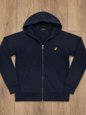 Lyle & Scott hoodie 🦅 - Lyle & Scott hoodie  Snygg mörkblå zip-up hoodie från Lyle & Scott med klassisk guldfärgad eagle-logga. Huvan och fickorna gör den både stilren och bekväm. 📏 Storlek: 14-15 år  ✨ Fint skick – se bilder för detaljer. 