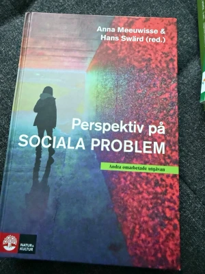 Perspektiv på sociala problem - Perspektiv på sociala problem. Köpt på Akademibokhandeln för 569 kr. I väldigt bra skick. Lite kantstött (se bild 4). Utgivningsdatum 2013-08-05 Mått 160 x 235 x 29 mm Vikt 680 g Språk Svenska Antal sidor 376 Förlag Natur & Kultur Läromedel och Akademi ISBN 9789127134287