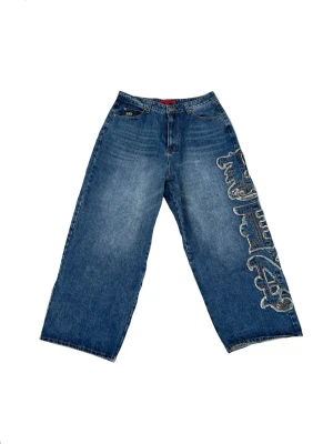 Jaded London baggy wide jeans w34 - Jag har bara använt dem utomhus kanske 3–5 gånger, så nederkanten på ena benet är lite rivet. Den kom med  ett litet hål på baksidan av låret men jag upptäckte det inte förrän det var för sent att returnera dem fast man ser inte genom till huden. Förutom det är de i väldigt fint skick ❤️  Midja: 46 cm Total längd: 108 cm Innerbenslängd: 43 cm Höft: Ca 71 cm