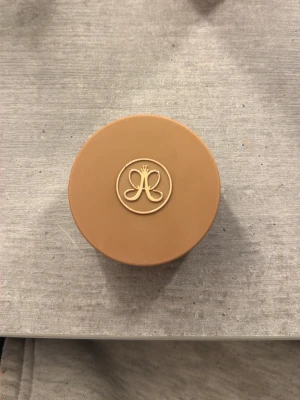 Anastasia Beverly Hills Cream Bronzer Amber - Krämig bronzer i nyansen Amber från Anastasia Beverly Hills. Kommer i en rund burk med guldig logga på locket. Perfekt för att skapa en solkysst look med naturlig finish. Enkel att blenda ut och passar för contouring.