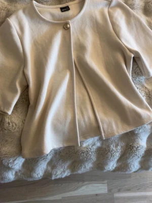 Topp - Söt beige kofta/topp från Gina tricot