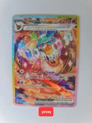 Flareon EX Pokémonkort - Säljer ett färgstarkt Flareon EX Pokémonkort med holografisk yta. Kortet har en cool design med eldtema och flera färgglada kristaller. Perfekt för samlare eller dig som vill boosta din lek med en stark fire-type Pokémon.