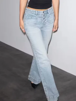 Ljusa högmidjade jeans - Säljer dessa fina high waist ljusa jeans. De är ifrån Gina tricot. Inga defekter. Endast använda några gånger. Super bra skick. Skriv för frågor. GÅR ATT BUDA!