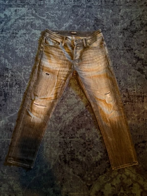 Jack & Jones Jeans - Modell Taperd Mike med fade och slitningar från fabrik | Storlek 30/30 | Straight/slim fit | Nyskick! | Hör av dig vid frågor eller funderingar!