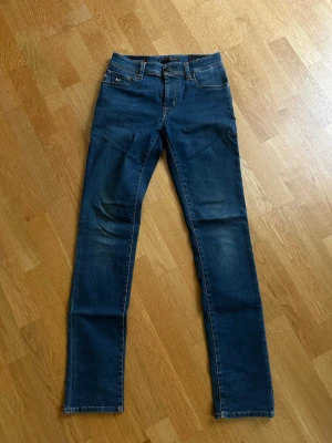 Mörkblå jeans från Tramarossa - Snygga mörkblå jeans från Tramarossa med klassisk femficksdesign och raka ben. Modellen är Leonardo och har en universell tag vid vänster ficka, ”N1”. 