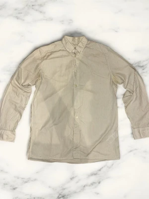 En Randig skjorta 👔  - En randig och stilig skjorta ifrån These Glory days 👔den sitter bra och är i perfekt skick 👍 priset är ej hugget i sten så kom med bud 🤝