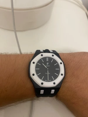 Royal Pop Svart - Armband och lanyard medföljer. Finns flera färger. Pris går att diskutera.