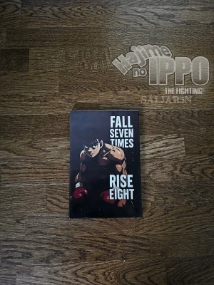 Hajime no Ippo Tavla - 🟦 “Hajime no Ippo” Tavla – 21x30 cm 🟦 Stilren inramad poster med motiv av Ippo Makunouchi och citatet “Fall seven times, rise eight”. Minimalistisk men inspirerande design som passar perfekt i sovrum, gamingrum eller animevägg. Svart ram med upphängning på baksidan. Mycket fint skick / nästan nyskick och klar att hängas upp direkt. 📦 Skickas välpackad 📩 Kontakta vid frågor eller intresse.