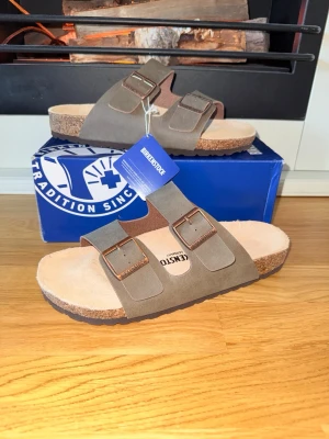 Birkenstocks - Säljer ett par helt nya birkenstocks arizona i strl 38. Du får med allt på bilderna dvs sandaler, låda, tags osv. Bara att skriva ett DM vid intresse!