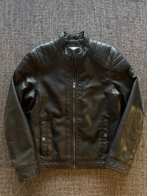 Tom tailor jacka ~ vintage  - Sjukt eftertraktad Tom Tailor jacka ~ vintage modell | st S | färg svart | klassisk passform | sällsynt 2000’s modell | OBS kan gå ner lite i pris vid snabb affär! 🏄
