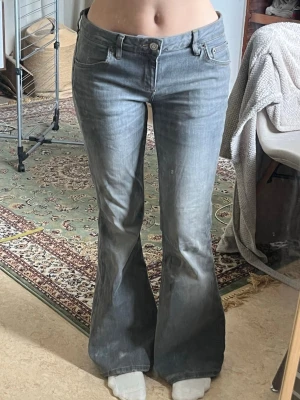 Utsvängda jeans lowrise - Passar mig som har storlek M i jeans. W30 L32 står det på lappen. Defekter: fläckar på benen och slitage längs ned