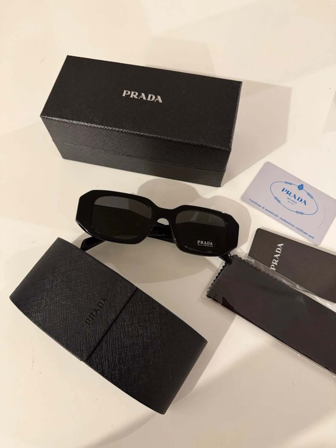 Svarta solglasögon från Prada