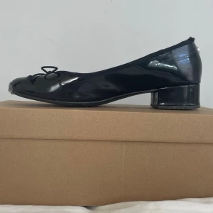 Svarta ballerinaskor Steve Madden - Skick enligt bild.  Material: Pantent leather Färg: svart Nypris 1300 SEK Väldigt bekväma everyday-heels. Kan gå i dem hela dagen utan att det gör ont. Rensade. Låda finns, kvitto kan visas på begäran.