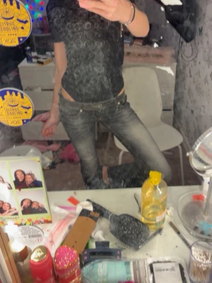 Grå jeans med slitningar - Snygga grå slim fit jeans med lätt slitna detaljer och låg midja. Jeansen har klassisk femficksdesign och smal passform som sitter tajt längs benen. Perfekta för en trendig och avslappnad look.