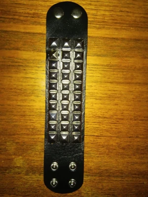 Nit armband  - Svart nit armband. Har tappat en nit, därför har jag satt dit en ny.