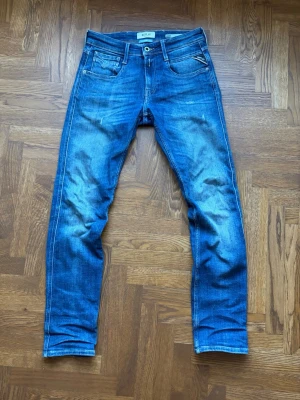 Unika replay jeans - Säljer ett par unika jeans från replay i mycket bra skick. Storlek : W27 L32. Modell : Anbass. Nypris : 1999kr. Mitt pris : 549kr