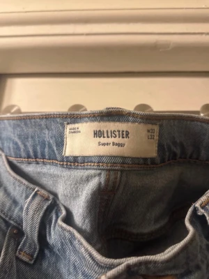 Ljusblå super baggy jeans Hollister - Baggy Hollister jeans Köpta I Hollisters butik i USA, använda men är i väldigt bra skick. Storlek W33 L32. Vid fler bilder eller andra frågor och funderingar så är det bara att skriva till mig.🙌